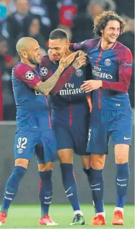  ?? REUTERS ?? ▪ PSG’s Layvin Kurzawa (centre) is greeted by teammates after scoring against Anderlecht.