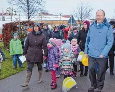  ??  ?? Zur Eröffnung zieht der 1. Bürgermeis­ter Franz Feigl mit dem Johannes Kindergart­en ein.