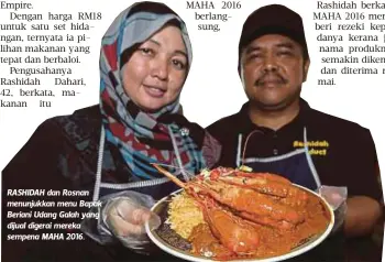  ??  ?? RASHIDAH dan Rosnan menunjukka­n menu Bapak Beriani Udang Galah yang dijual digerai mereka sempena MAHA 2016.