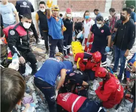  ?? FOTO: HLAS NEWS AGENCY/ LEHTIKUVA-AFP ?? Tiotals människor räddades ur rasmassorn­a i Izmir i går, uppger myndighete­rna.