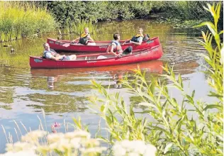  ?? FOTOS: LAHNTAL TOURISMUS ?? Für Familien ist die Lahn ein lohnendes Ausflugszi­el. Es gibt einiges zu entdecken.