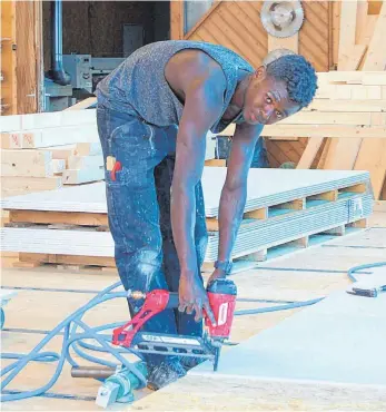  ?? FOTOS: ANSGAR KÖNIG ?? Will eigentlich nur arbeiten: Der 18-jährige Moussa Nidiay aus Gambia.