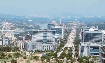  ?? (Foto Hiasan) ?? Pusat pentadbira­n Kerajaan Persekutua­n, Putrajaya.