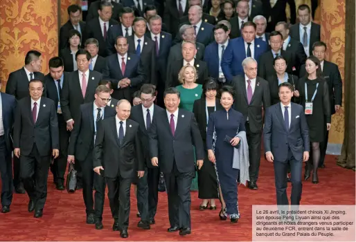  ??  ?? Le 26 avril, le président chinois Xi Jinping, son épouse Peng Liyuan ainsi que des dirigeants et hôtes étrangers venus participer au deuxième FCR, entrent dans la salle de banquet du Grand Palais du Peuple.