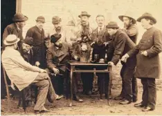  ?? Fotos: Gemäldegal­erie Dachau ?? Eine Männergese­llschaft: Die Ekensunder Künstlerko­lonie in einer Fotografie von Wilhelm Dreesen von 1885.