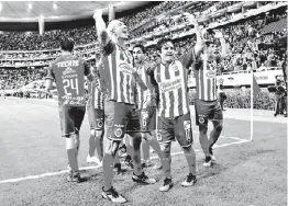  ?? IMAGO7 ?? Los jugadores de Chivas celebran ante su tribuna.