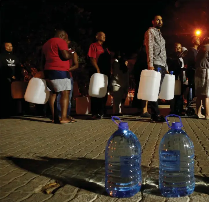  ??  ?? Folk sto i kø for å sikre seg vann under tørkekrise­n i Cape Town i 2018.