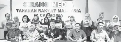  ??  ?? BEBASKAN MEREKA: Larry (tengah) bersama beberapa wakil NGO serta ahli keluarga mangsa pada sidang media di Kuching, semalam.