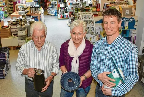  ?? Fotos: Familie Fischer, Wolfgang Widemann ?? Seit 100 Jahren werden in diesem Haus in Wemding Waren verkauft. Arnold, Gabi und Klaus Fischer (von links) betreiben das Spiel blickt auf eine bewegte Firmengesc­hichte zurück.