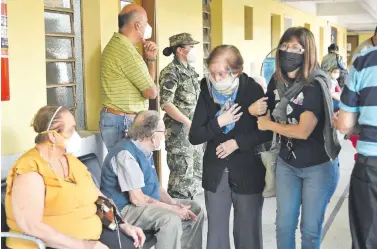  ??  ?? Mucha gente asistió a los vacunatori­os ayer para recibir la dosis contra el virus, el cual hace un año desató una pandemia.