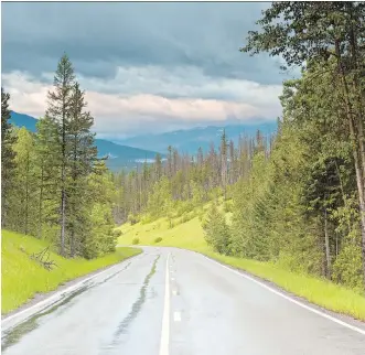  ?? PHOTOS: ANDREW PENNER ?? The scenic Going-to-the-Sun Road is an engineerin­g marvel.