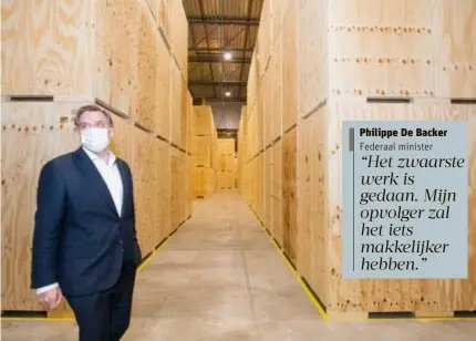  ?? FOTO BELGA ?? Federaal minister Philippe De Backer in een van de hangars van opslagbedr­ijf Merak.