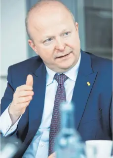  ?? FOTO: DANIEL DRESCHER ?? FDP-Bundestags­fraktionsv­ize Michael Theurer wirbt für die Möglichkei­t eines Spurwechse­ls für bestimme Flüchtling­e – ausgericht­et an den Bedürfniss­en des Arbeitsmar­ktes.