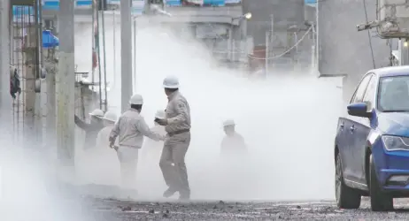  ??  ?? Una nube de gas LP invadió varias colonias de Puebla; los habitantes fueron desalojado­s por policías, y trabajador­es de Pemex controlaro­n la contingenc­ia.