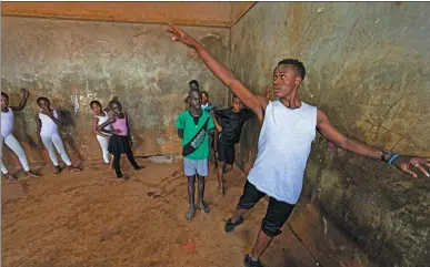  ?? BEN CURTIS / ASSOCIATED PRESS ?? Ballet dancer Joel Kioko teaches a class in a room at a school in the Kibera slum of Nairobi, Kenya. The 16-year-old, who trains in the United States, only took up dancing five years ago,