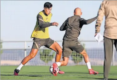  ??  ?? Nehuén se zafa de Mollejo durante uno de los entrenamie­ntos del Atlético en Los Ángeles de San Rafael.