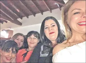  ??  ?? Sandra McLeod de Zacarías y sus amigas y funcionari­as municipale­s, Nilza Paiva –vinculada a MG–, Estela Flores, Lucía Román y la seccionale­ra Aída Molinas.