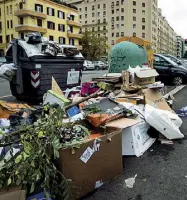  ?? (foto Carconi/Ansa) ?? Appio Latino
Rifiuti accatastat­i fuori dai cassonetti in piazza Camillo Re, una scena che si ripete in molti quartieri della città