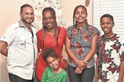  ?? THOMAS BENDER/HERALD-TRIBUNE ?? Jeannine Santiago and her husband, Allen, live in North Port with their three kids, Jaynie, Erick and Adrianna, in front.