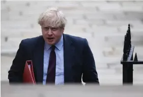  ?? FOTO: EPA/ALEXEY NIKOLSKY / SPUTNIK / KREMLIN POOL MANDATORY CREDIT, EPA/NEIL HALL ?? Brittiska utrikesmin­istern Boris Johnson (t.h.) säger att Rysslands president Vladimir Putin var den som fattade beslutet om giftattack­en.