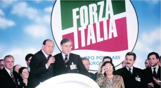  ?? Fotogramma ?? Il partito Silvio Berluscion­i e Marcello Dell’Utri a una conferenza di Forza Italia nel 2003