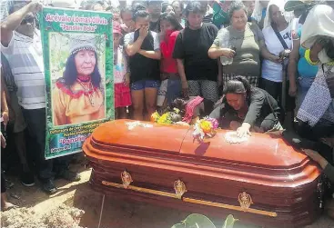  ?? LA GACETA UCAYALINA ?? People cry over the coffin of plant healer Olivia Arevalo at her burial on Sunday.