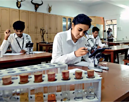  ??  ?? STUDENTS IN THE UNIVERSITY LAB