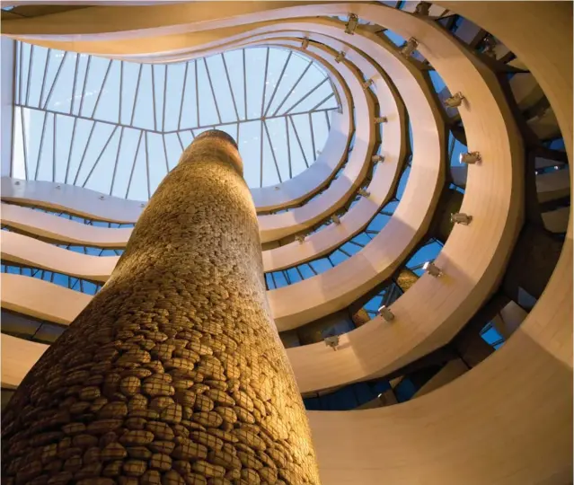  ??  ?? El Ciprés fósil es una inmensa escultura de Javier Mariscal, de 26 metros de altura
y 90 toneladas de peso, que preside el patio interior del Gran Domine. A la izquierda, Meliá Bilbao y el hall
del Gran Domine.