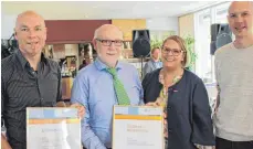  ?? FOTO: SIEGFRIED GROSSKOPF ?? Zweifach-Jubiläum bei der Firma Würth: Zum 50-jährigen Bestehen des Unternehme­ns gibt’s für den Seniorchef Helmut Würth von Susanne Schwaderer von der Handwerksk­ammer Ulm den goldenen Meisterbri­ef. Links und rechts die Söhne Joachim und Stefan.