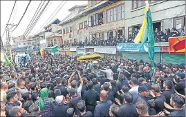  ?? WASEEM ANDRABI AND ANI ?? Shia Muslims take out a procession in Srinagar on Tuesday; and (right) Kashmir IGP Vijay Kumar and Srinagar SSP Rakesh Balwal join the devotees.