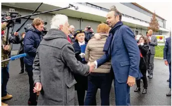  ??  ?? Le Premier ministre est venu débattre du dialogue social dans une entreprise modèle.