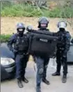  ??  ?? Avec ces déclaratio­ns, les policiers se sentent sacrifiés sur l’autel des enjeux électoraux.
Résultat :en cas de suspicion de racisme,
La police en première ligne...