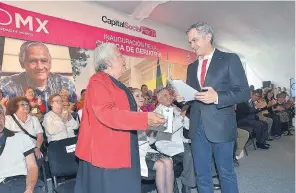  ??  ?? En la inauguraci­ón de la Clínica Geriátrica, ubicada en Iztacalco, el jefe de Gobierno de la Ciudad de México, compartió pastel y música de mariachis con los asistentes.