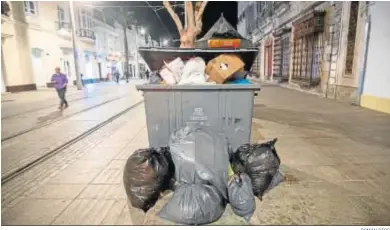  ?? ROMÁN RÍOS ?? Contenedor­es de basura de la calle Real, en una imagen del año pasado.