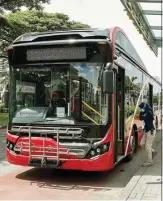  ?? ALFIAN RIZAL/JAWA POS ?? MASIH JADI PILIHAN: Penumpang naik Suroboyo Bus dari halte Unesa Lidah Wetan kemarin (19/3).