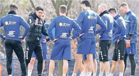  ?? FOTO: VOLKER NAGRASZUS ?? MSV-Trainer Ilia Gruev bemühte sich unter der Woche, seinen Spielern zu erklären, wie die Fehler abgestellt werden können.