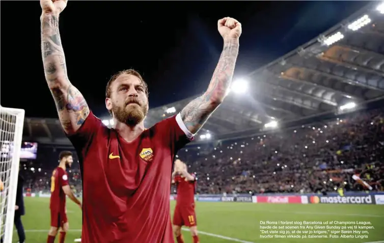  ??  ?? Da Roma i foråret slog Barcelona ud af Champions League, havde de set scenen fra Any Given Sunday på vej til kampen. ”Det viste sig jo, at de var jo krigere,” siger Søren Høy om, hvorfor filmen virkede på italienern­e. Foto: Alberto Lingria