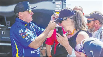  ?? L.E. Baskow Las Vegas Review-journal @Left_eye_images ?? NHRA Top Fuel racer Tony Stewart signs autographs at Las Vegas Motor Speedway on Friday.