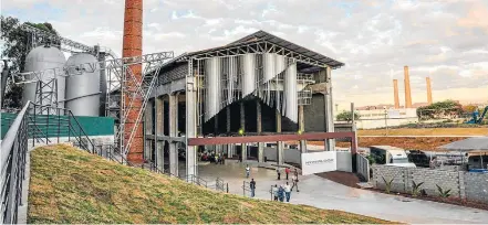  ?? FOTOS REUTERS ?? Pesquisa. Centro Global de Inovação e Logística será instalado em antiga fábrica de Contagem, no interior de Minas Gerais