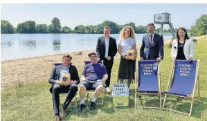  ?? RP-FOTO: KWN ?? Die Vorfreude ist groß bei Rainer Hegmann (Stadtwerke), Jens Kamysek (Cinecenter), Dezernent Rainer Benien, Sonja Christ (Wesel-marketing), Ingo Thielen (Kiesfirma Hülsken) und Citymanage­rin Dagmar van der Linden.