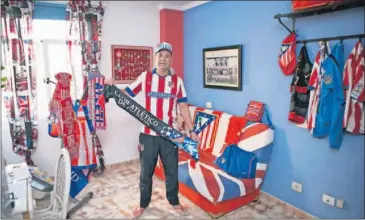  ??  ?? APASIONADO ROJIBLANCO. Florencio Robaina, en su habitación homenaje al Atlético de Madrid.