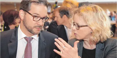  ?? FOTO: DPA ?? Florian Pronold (links) gibt nach acht Jahren sein Amt als SPD-Chef in Bayern ab. Als Nachfolger­in wünscht er sich die bisherige Generalsek­retärin Natascha Kohnen.