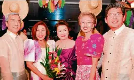  ??  ?? Arnold Cabangon, Education Undersecre­tary Lorna Dig-Dino, Evelyn Carada, Linda Legaspi, Albert Rosal