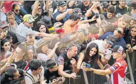  ?? FOTO: PEP MORATA ?? Jorge Lorenzo atendiendo a los aficionado­s durante la jornada de ayer