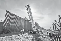  ??  ?? Aferrado. La intención del mandatario es construir a como dé lugar el muro entre EU y México, que prometió durante su campaña.