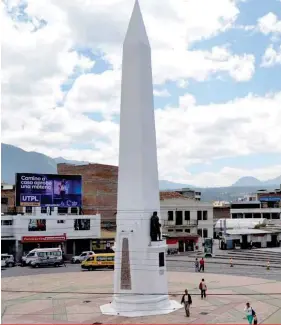  ??  ?? REFERENTE. Junto a la estación del ferrocarri­l se erigió el Obelisco, en homenaje a los fundadores.