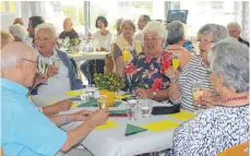  ?? FOTO: RENATE HABERMAAS ?? Ein fröhliches Hoch auf das runde Jubiläum mit einer Feier lassen sich die Senioren nicht entgehen