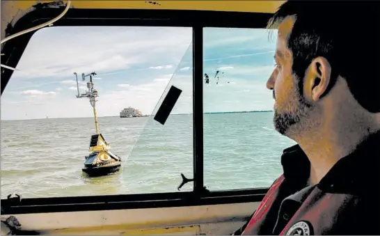  ?? ZBIGNIEW BZDAK/CHICAGO TRIBUNE PHOTOS ?? Ed Verhamme, with LimnoTech, checks a buoy with remote water quality sensors near the crib on Lake Erie — the intake for the municipal water treatment plant in Toledo, Ohio.