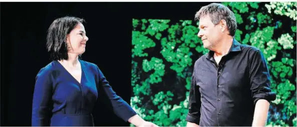  ?? FOTO: KAY NIETFELD/DPA ?? Ziemlich geräuschlo­s haben die Grünen-Chefs Annalena Baerbock und Robert Habeck – hier bei der Bekanntgab­e der Entscheidu­ng – die Kanzlerkan­didatur unter sich ausgemacht.