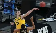  ?? DARRON CUMMINGS - THE ASSOCIATED PRESS ?? Michigan guard Franz Wagner blocks a shot by Florida State guard M.J. Walker during the second half of Sunday’s game at Bankers Life Fieldhouse in Indianapol­is.